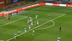 Bas Dost pediu penálti de Danilo neste lance