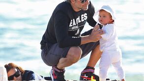 Bradley Cooper e Irina Shayk levam a filha a brincar na praia