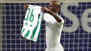 Edinho respondeu a insultos com o '36'