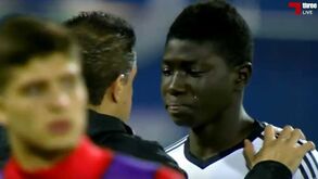 As lágrimas do guarda-redes dos juvenis do Benfica e o forte abraço do seu treinador