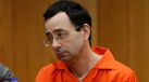 Pai de três ginastas abusadas por Larry Nassar tenta agredi-lo em tribunal