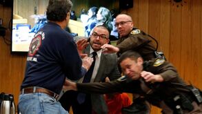 Pai de duas vítimas tenta agredir Larry Nassar durante o julgamento