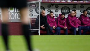 Neville diz que decisão de Guardiola sobre suplentes é anedota e representa um protesto