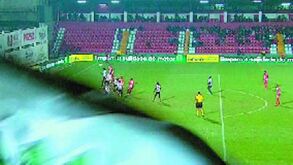 Vídeo-árbitro tentou analisar golo no Aves-Boavista... mas tinha uma bandeira à frente