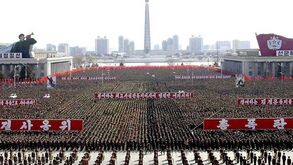 Coreia do Norte celebra com desfile militar 70.º aniversário das forças armadas