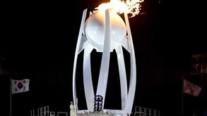 PyeongChang'2018: Hoquistas de equipa unificada coreana juntas no transporte da chama