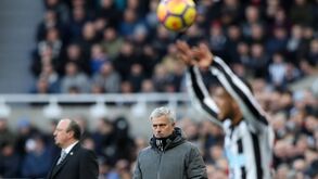 Quantos erros defensivos do United consegue ver no golo do Newcastle?
