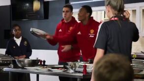 Red Devils foram fazer panquecas para crianças e Joel Pereira deu espetáculo