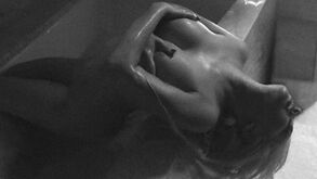 Christina Aguilera nua e sem explicação possível