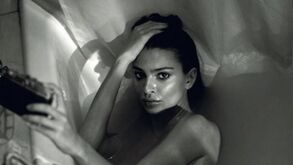 Emily Ratajkowski outra vez nua e até tira fotos para mostrar