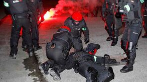 Polícia sem mãos a medir em Bilbau