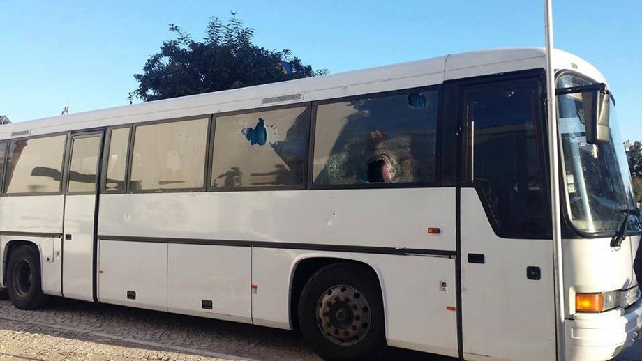 Autocarro Da Claque Do Pacos De Ferreira Apedrejada Em Setubal P Ferreira Jornal Record