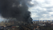 Nuvem de fumo preto no centro de Manchester causa pânico