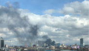 Nuvem de fumo preto no centro de Manchester causa pânico