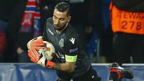 Sporting assinala o Dia de S. Patrício com grande defesa do guarda-redes em Plzen