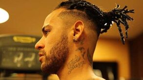 Neymar camaleónico com mais um look... daqueles