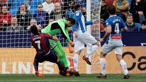 Guarda-redes do Espanyol com traumatismo craniano após este choque violento com adversário
