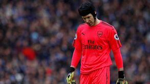 Cech assume responsabilidade pela derrota do Arsenal e incendeia a Internet