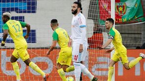 Rolando e defesa do Marselha 'metem água' no golo do Nates