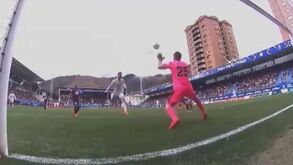 Foi com este golo que Ronaldo deu a vitória ao Real Madrid em Eibar
