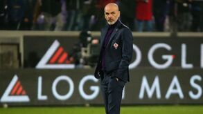 Treinador da Fiorentina emociona-se a falar de Astori: «Sinto a falta dele todos os dias»