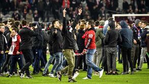 Adeptos do Lille invadem relvado e agridem jogadores