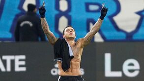 Depay 'trocou' United pelo Lyon mas está igual no que toca a modéstia e auto-estima
