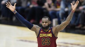 LeBron ganhou três quilos num jogo? 