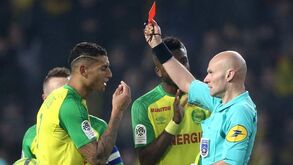 Tony Chapron quebra silêncio: afinal, o que motivou o vermelho mais estranho da história?