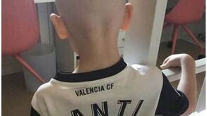 A camisola do Valencia que Santi recebeu com muita esperança