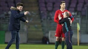Adeptos (com boxers... CR7) invadem campo para abraçar Ronaldo e até tirar selfies em pleno jogo