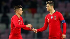 Os cumprimentos de Ronaldo e Fernando Santos a João Cancelo após a expulsão