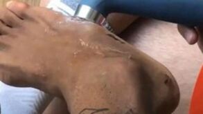 Neymar mostra tornozelo e tatuagem nova
