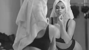 Kim Kardashian responde à polémica do Photoshop com imagem poderosa
