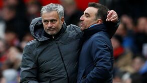 O momento em que Mourinho chama Carvalhal para se juntar a ele e distribuir bolos