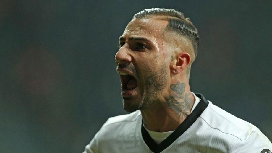 Ricardo Quaresma foi expulso no encontro entre Besiktas e Fenerbahçe, tendo visto um vermelho direto por dar uma cotovelada a um adversário