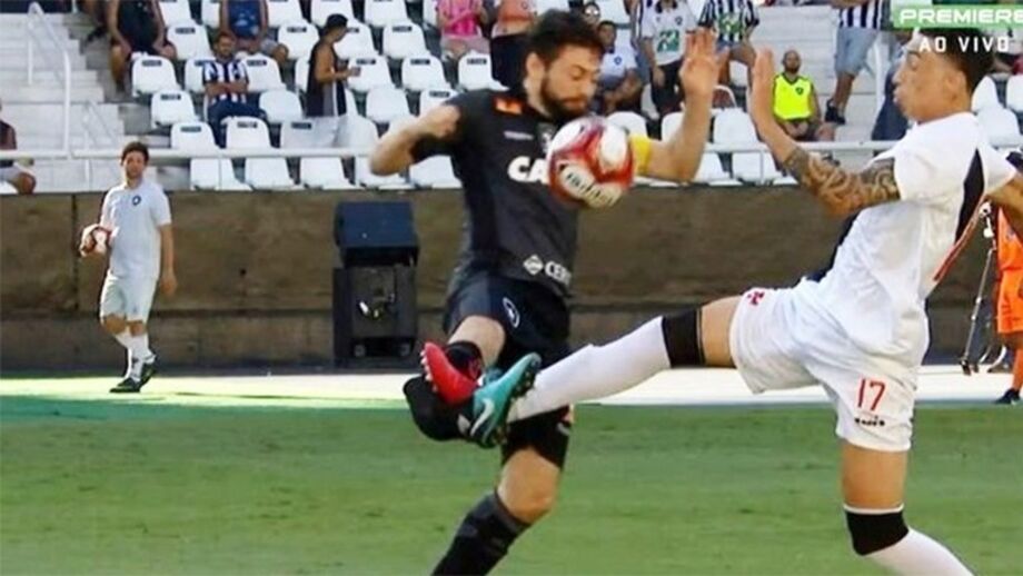 Rildo, do Vasco da Gama, viu o... cartão amarelo