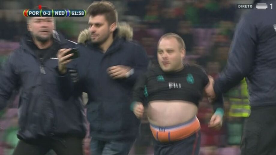 Fernando Santos quase a ser... placado depois de adeptos invadirem o relvado