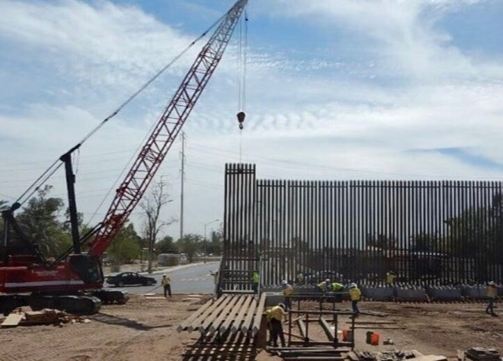 Construção do muro que divide México e EUA
