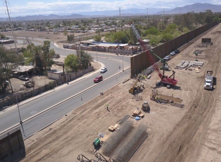 Construção do muro que divide México e EUA