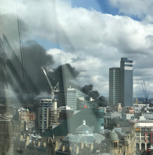Nuvem de fumo preto no centro de Manchester causa pânico