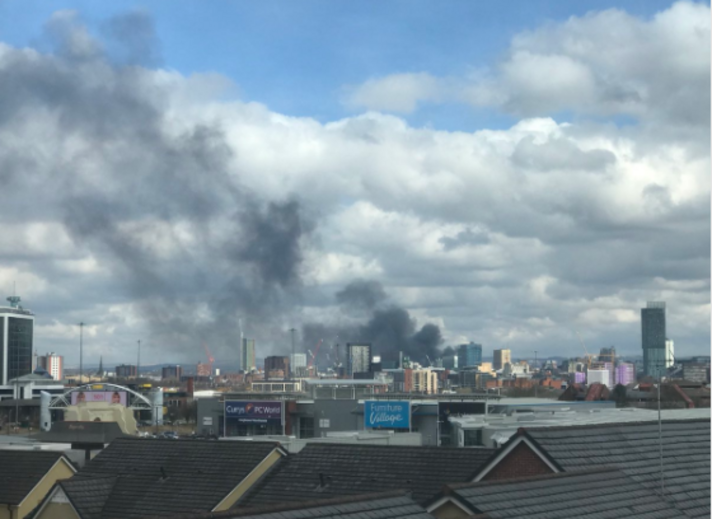 Nuvem de fumo preto no centro de Manchester causa pânico