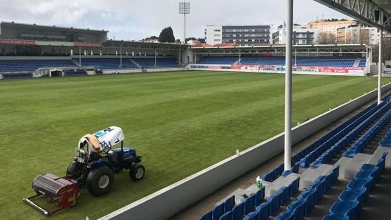 Um estádio pintado de azul - Feirense - Jornal Record