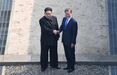 Kim Jong-un, presidente da Coreia do Norte e Moon Jae-in, da Coreia do Sul, saudaram-se emotivamente