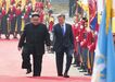 Kim Jong-un, presidente da Coreia do Norte e Moon Jae-in, da Coreia do Sul, saudaram-se emotivamente