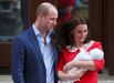 William e Kate à saída do hospital com o terceiro filho