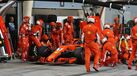 Um 'pit stop' para esquecer: Räikkönen atropela mecânico no Bahrain