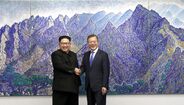 Kim Jong-un, presidente da Coreia do Norte e Moon Jae-in, da Coreia do Sul, saudaram-se emotivamente