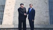 Kim Jong-un, presidente da Coreia do Norte e Moon Jae-in, da Coreia do Sul, saudaram-se emotivamente