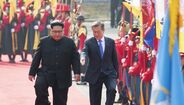Kim Jong-un, presidente da Coreia do Norte e Moon Jae-in, da Coreia do Sul, saudaram-se emotivamente